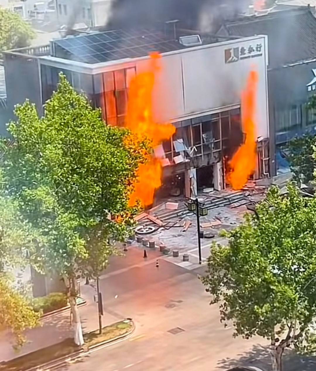 皇冠信用网在线注册
_济南突发火灾致5人受伤1人失联皇冠信用网在线注册
,附近商家称“广场晃动了一下”:有明显震动感