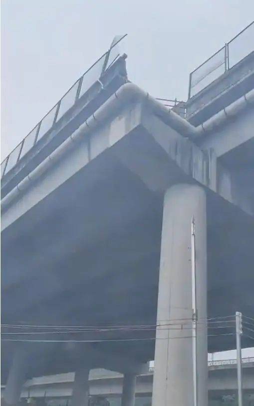 皇冠体育App下载
_东莞一高架桥4车道变3车道致车辆坠落皇冠体育App下载
?当地:是特大事故