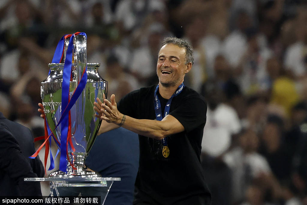 皇冠信用网怎么申请
_恩里克带巴萨巴黎均获三冠王 赛后庆祝还原昔日名场面