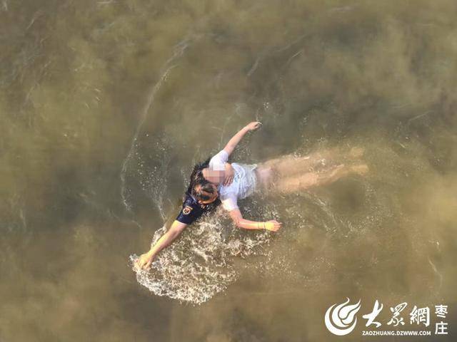 皇冠足球平台代理
_山东枣庄:消防员执行公务途中营救一名跳河女子