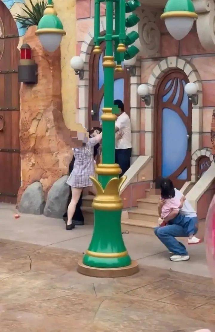 皇冠信用网注册
_上海警方通报迪士尼打架事件:闫某某与女友在拍照时皇冠信用网注册
,因刘某某夫妻的女儿进入拍摄画面,引发冲突