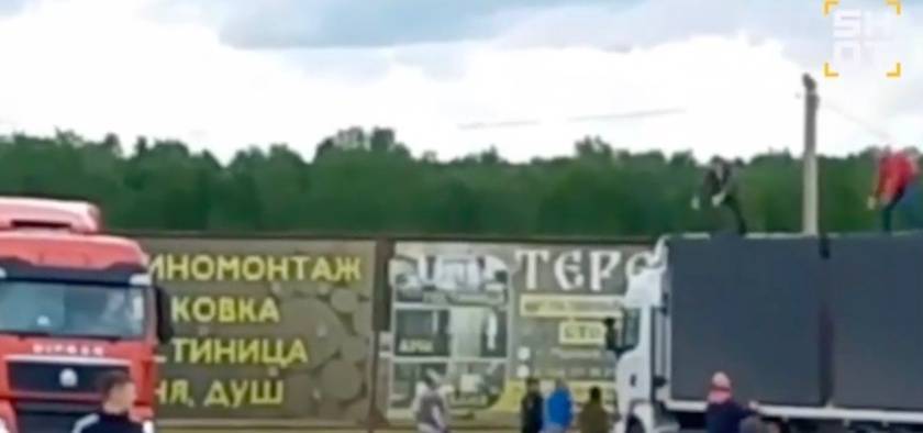 皇冠足球平台代理
_画面流出!俄媒爆:俄民众爬上卡车顶部皇冠足球平台代理
,试图用石头阻止乌无人机起飞