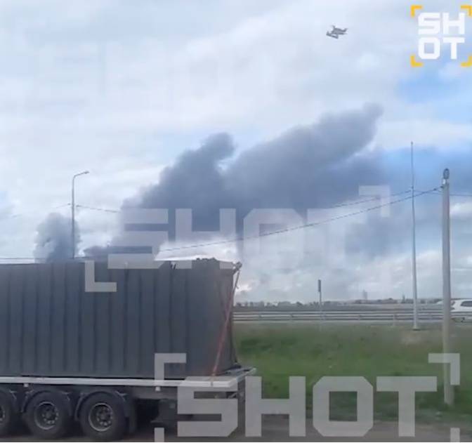 皇冠足球平台代理
_画面流出!俄媒爆:俄民众爬上卡车顶部皇冠足球平台代理
,试图用石头阻止乌无人机起飞