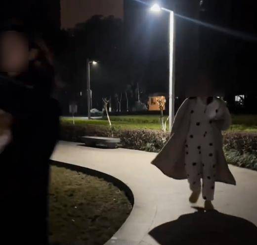 皇冠信用网出租代理
_重庆一女子打伤男子被立案皇冠信用网出租代理
,男子:我问她遛狗为何不牵绳,她打我耳光