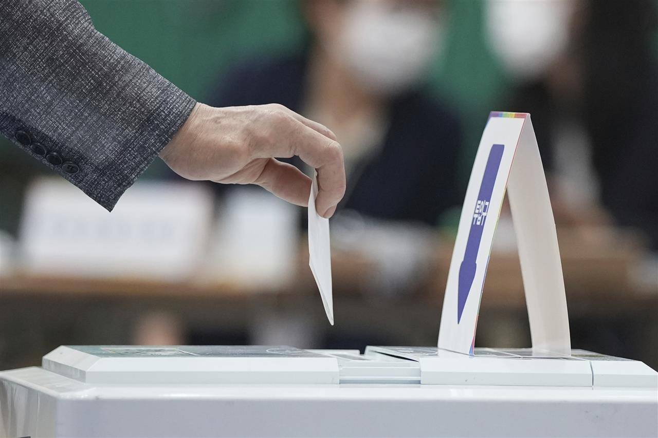 皇冠信用网
_为拉票拼了!韩国73岁总统候选人表演跆拳道皇冠信用网
,一个侧踢差点摔倒