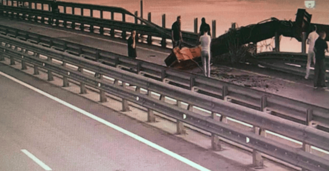 皇冠信用网要押金吗
_乌媒称乌方炸毁克里米亚大桥!乌克兰国家安全局:从水下爆破皇冠信用网要押金吗
,大桥已处于紧急危险状态