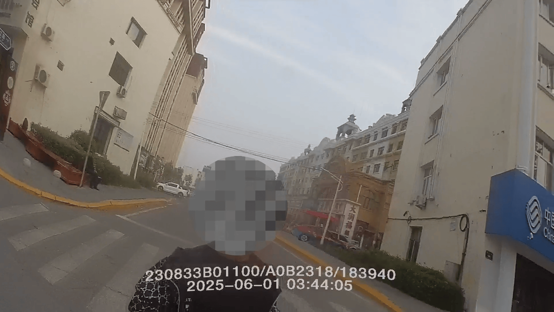 足球大小_“马虎”夫妻家钥匙插门上忘拔足球大小,次日发现钱包竟“蒸发”了