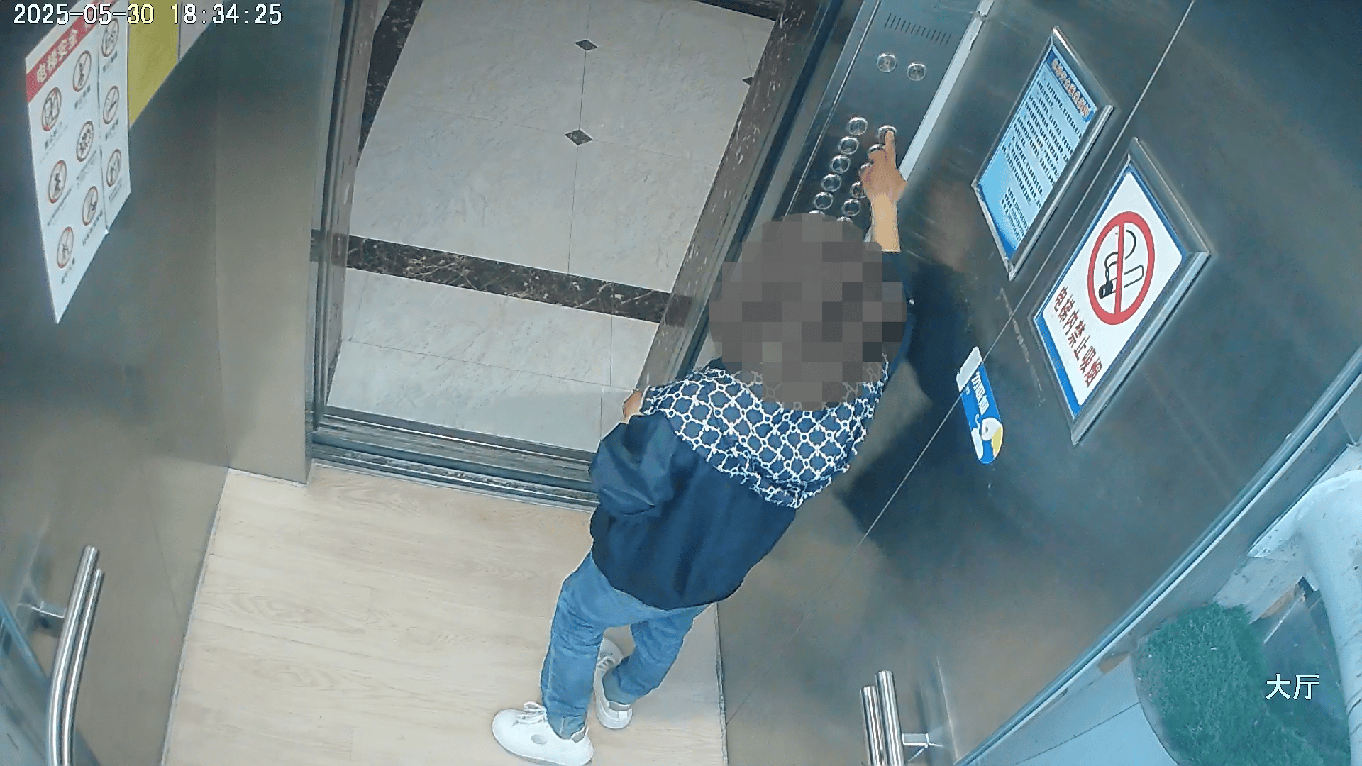 足球大小_“马虎”夫妻家钥匙插门上忘拔足球大小,次日发现钱包竟“蒸发”了