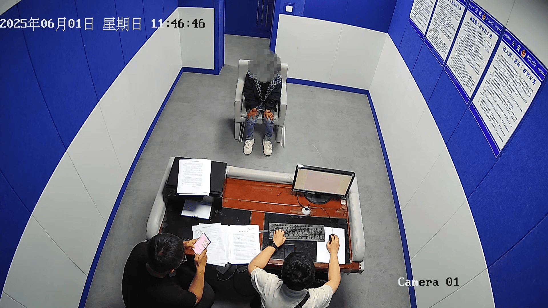 足球大小_“马虎”夫妻家钥匙插门上忘拔足球大小,次日发现钱包竟“蒸发”了