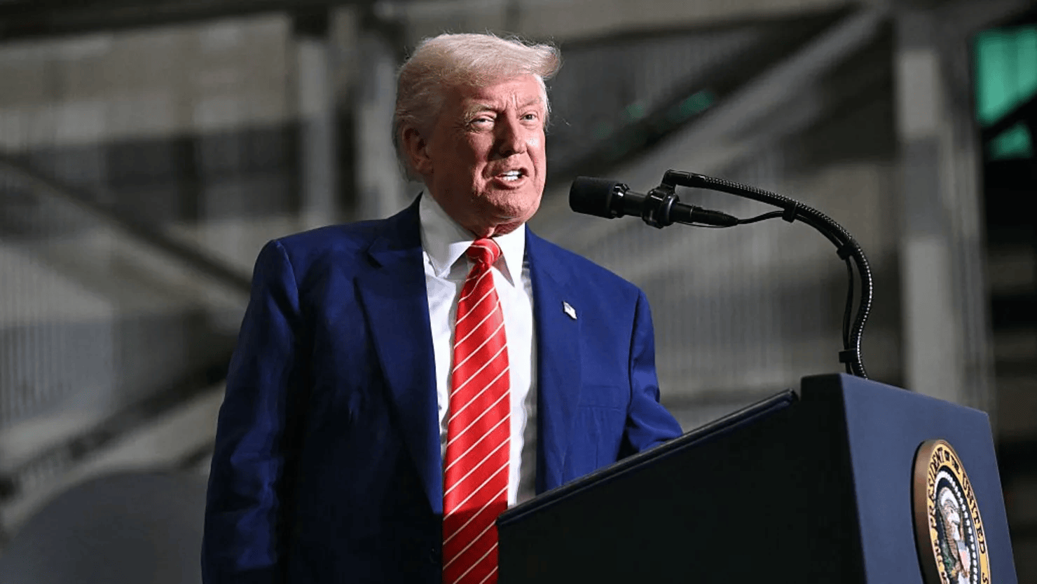 皇冠角球_特朗普下令暂停12国公民进入美国皇冠角球,他要关上国门吗?丨国际观察