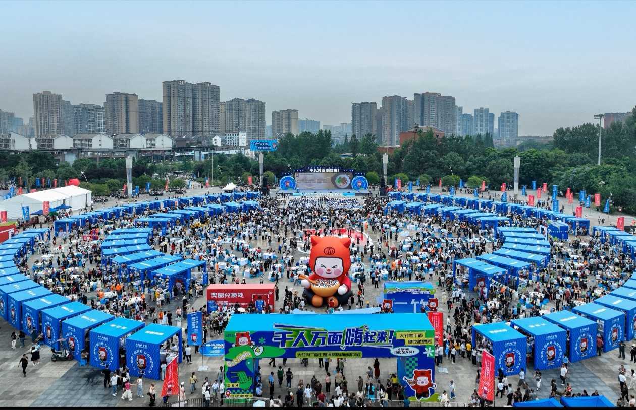 新2网址_达州一男子到大竹吃了碗面喜中特等奖66666元:活动主办方已与新2网址他联系