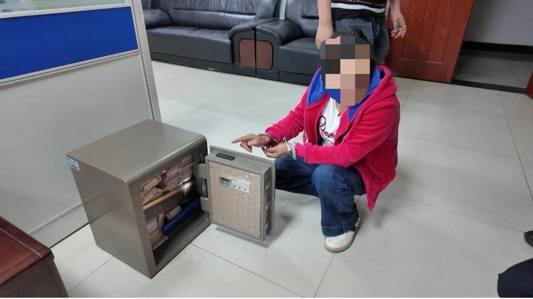 皇冠信用网平台_贵州一女子和男友吵架后皇冠信用网平台,竟偷走装94万元现金的保险柜,还让亲戚藏玉米地