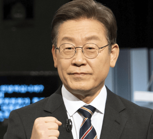 皇冠代理申请_李在明上台第一天皇冠代理申请,48万士兵做出选择!尹锡悦闯的祸,坚决不能犯