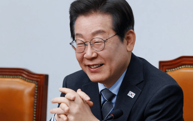 皇冠代理申请_李在明上台第一天皇冠代理申请,48万士兵做出选择!尹锡悦闯的祸,坚决不能犯