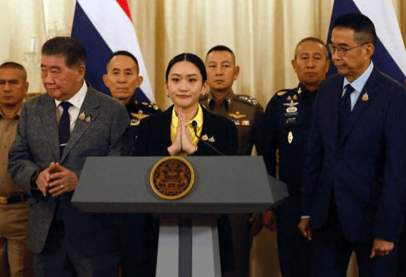 皇冠信用網要押金吗 _只剩255席皇冠信用網要押金吗 ,佩通坦拒绝下台,一架泰专机直飞中国,执政党要自救