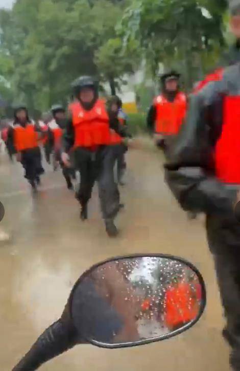 巴拿马 v 洪都拉斯_贵州榕江再遭洪峰全城撤离:救援人员奔走逆行高呼“赶紧撤离”