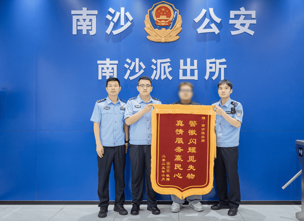 英格兰U21 v 德国U21
_广州一男子将百万元豪车出租 车辆遭17万元贱卖