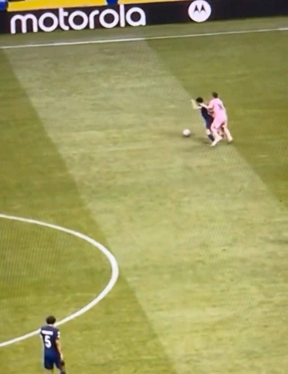 WNBA籃球比賽
_巴黎媒体人热议梅西挥臂动作:梅西恨透了维蒂尼亚WNBA籃球比賽
,他疯了!