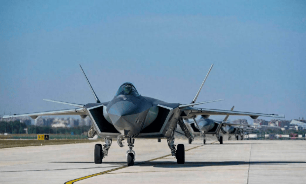 皇冠hga050_中国歼-20展威东海皇冠hga050，成功逼退美军F-35，再敢上门挑衅，当心有来无回！