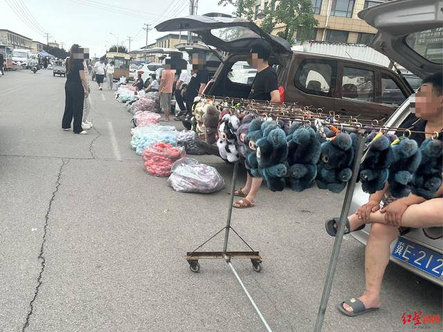 乌兹别克超级联赛_实探衡水盗版LABUBU大集:像卖菜一样摆摊卖乌兹别克超级联赛,商家称如今订单变少生意难做