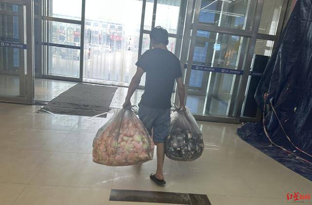 乌兹别克超级联赛_实探衡水盗版LABUBU大集:像卖菜一样摆摊卖乌兹别克超级联赛,商家称如今订单变少生意难做