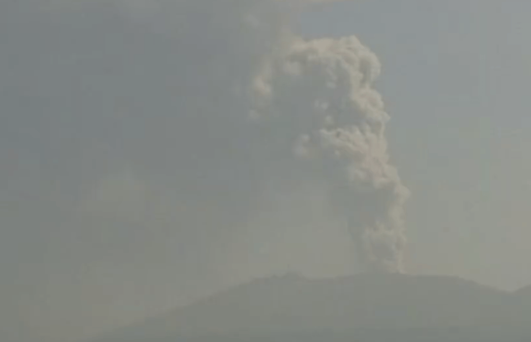 诺维奇VS米尔沃尔_日本一火山喷发诺维奇VS米尔沃尔,火山灰柱高达5000米