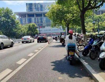 马利舍瓦VS维京古尔_车辆“避晒式”等红灯引争议马利舍瓦VS维京古尔，交警回应：违法，已有城市对此类行为罚款处罚