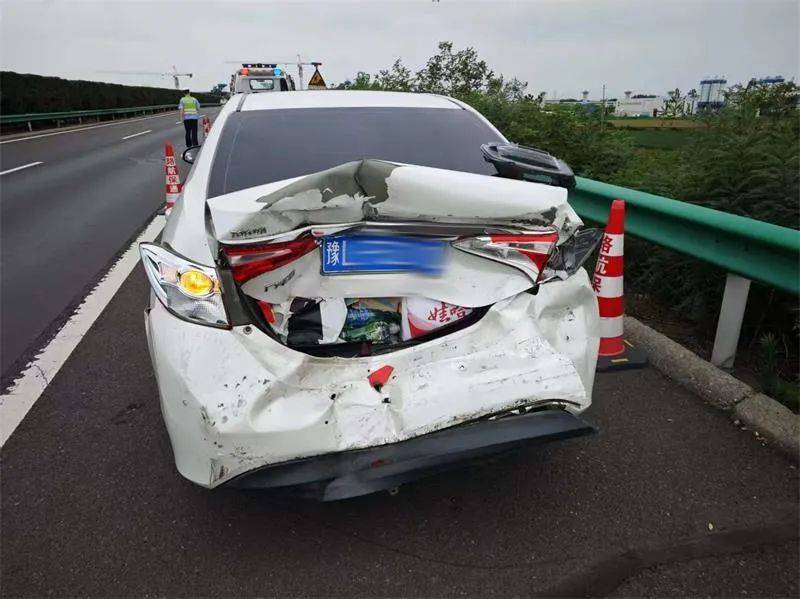 竞赛联VS哥里迪拉_漯河:高速上司机扭头看孩子竞赛联VS哥里迪拉,瞬间追尾!