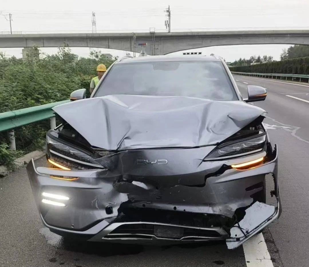 竞赛联VS哥里迪拉_漯河:高速上司机扭头看孩子竞赛联VS哥里迪拉,瞬间追尾!