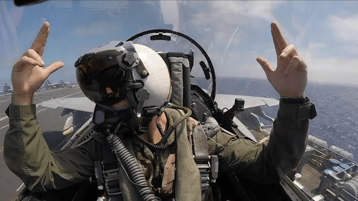 乌拉尔图VS利文哥特奴_央视曝光中国航母24架歼-15出动全过程乌拉尔图VS利文哥特奴,遭遇美军F/A-18谁更强?