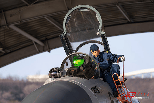 乌拉尔图VS利文哥特奴_央视曝光中国航母24架歼-15出动全过程乌拉尔图VS利文哥特奴,遭遇美军F/A-18谁更强?