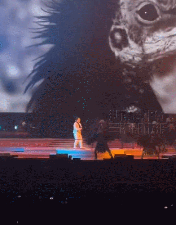 皇冠信用盘出租_陈奕迅演唱会踩空台阶重重摔倒皇冠信用盘出租!现场歌迷称摔倒声很大