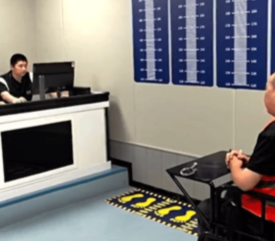 皇冠代理登2_2名男子拖着大型行李箱过安检皇冠代理登2，被发现装有400万元现金，结局令人舒适