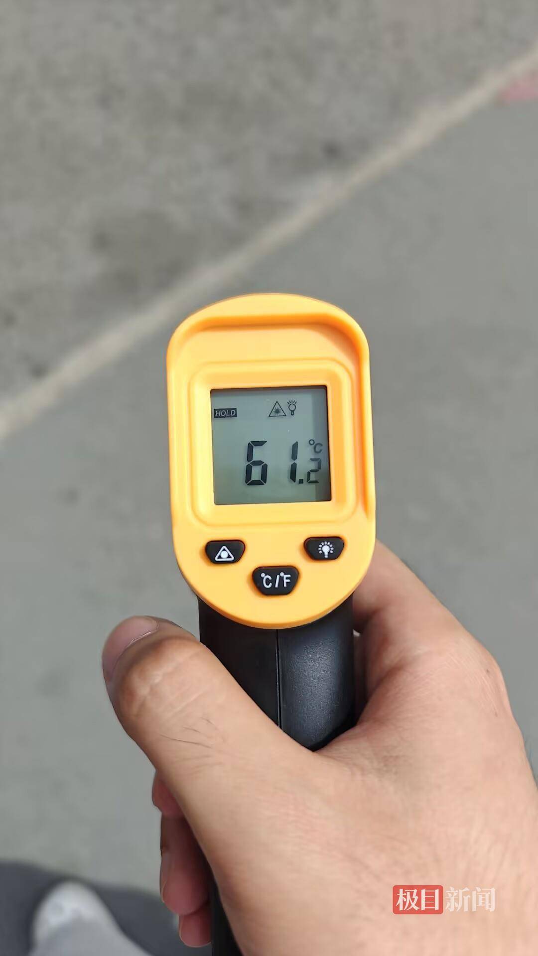 怎么申请皇冠信用網_西安高温把柏油马路“晒化”了怎么申请皇冠信用網,记者实测街头温度超60℃,专家解读为何温度比天气预报高