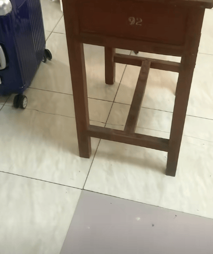 皇冠信用网会员开户申请_江苏一男子租房陪读皇冠信用网会员开户申请，看到老课桌上几个数字惊了！竟是自己33年前的“伙伴”