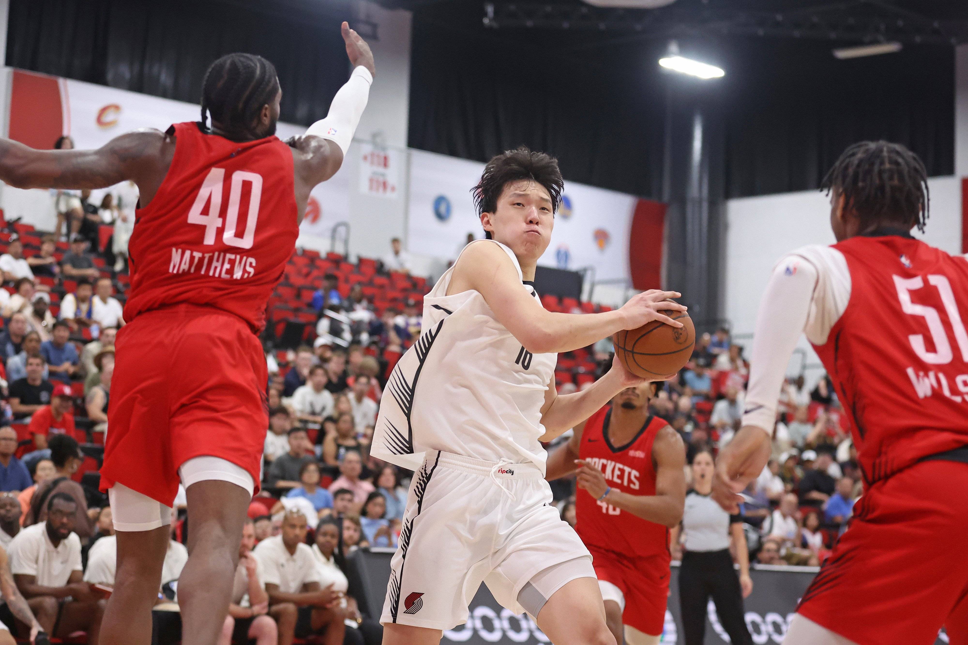 皇冠信用網怎么申请_杨瀚森8+8+5+3篮板创新高 夏联G4开拓者击败火箭