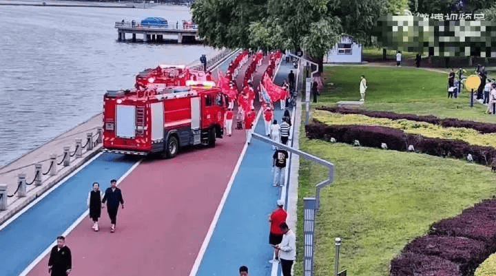 皇冠足球管理平台出租_老年暴走团逼停消防车和救护车皇冠足球管理平台出租！牵头人：没拉警报不让道