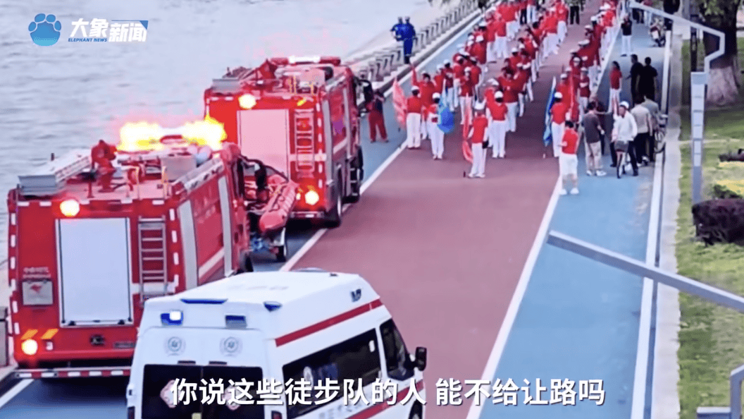 皇冠信用盘开户_暴走团群主回应阻碍消防救护车通行:车辆属于备勤状态皇冠信用盘开户,就一分钟,想让队员先过去
