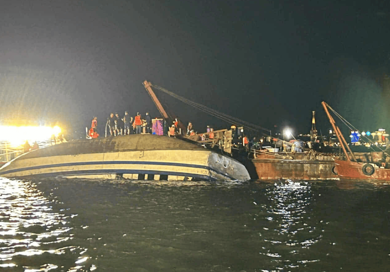 皇冠信用網怎么申请_雷暴突袭！越南游船倾覆已致34死皇冠信用網怎么申请，有男孩4小时后获救，山峰被雷电击中起火