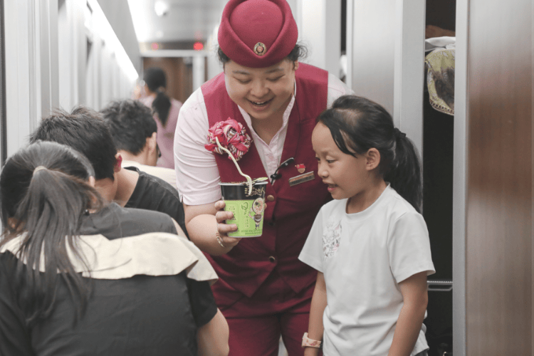 皇冠体育App下载_高铁上不能吃泡面皇冠体育App下载?需要理解乘客的痛点