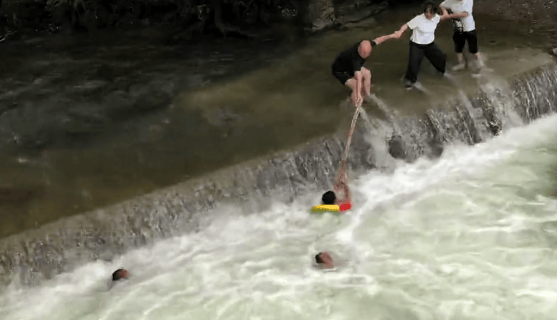 皇冠信用網足球代理_孩子被卷漩涡皇冠信用網足球代理,男游客施救托举时溺水 对话本人:已无碍,听到“叔叔救我”啥也没想就去了