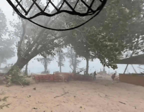 皇冠信用网会员注册_中国女游客被砸身亡！女儿崩溃：原定明天回国皇冠信用网会员注册，刚退休的年纪，意外先到了！