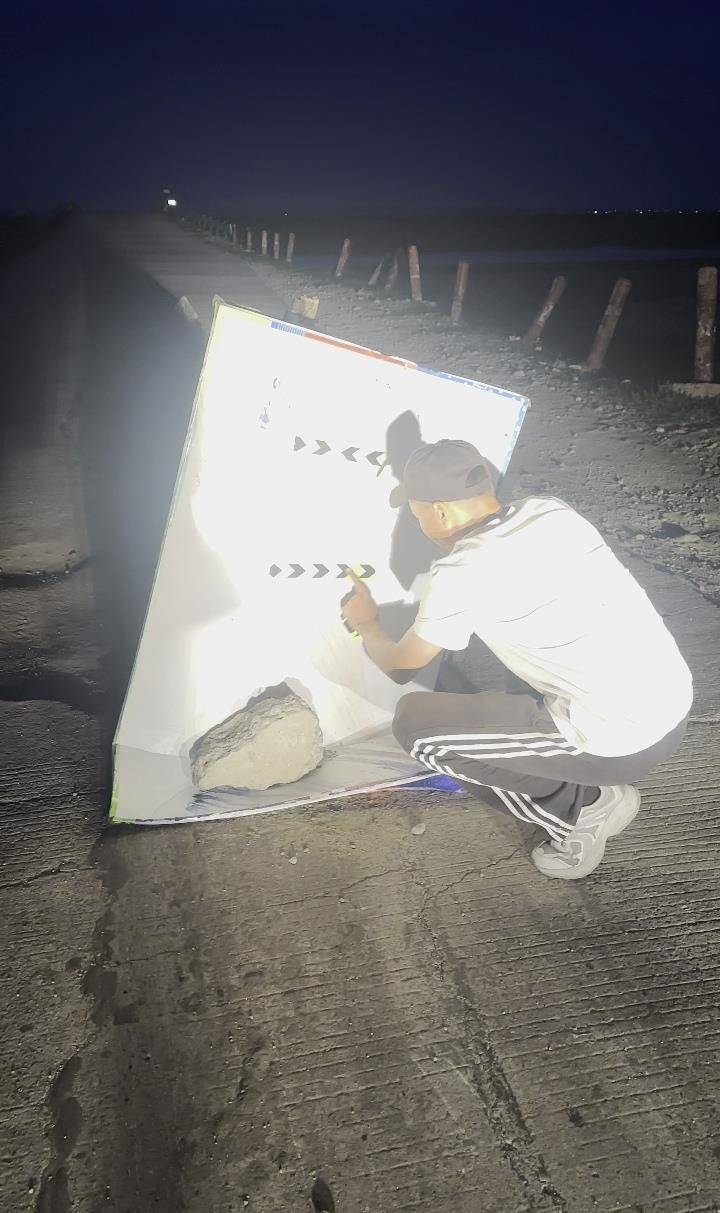 皇冠体育App下载_夜晚开车遇大坑皇冠体育App下载,内蒙古一对夫妻往返20余公里布置“警示牌”