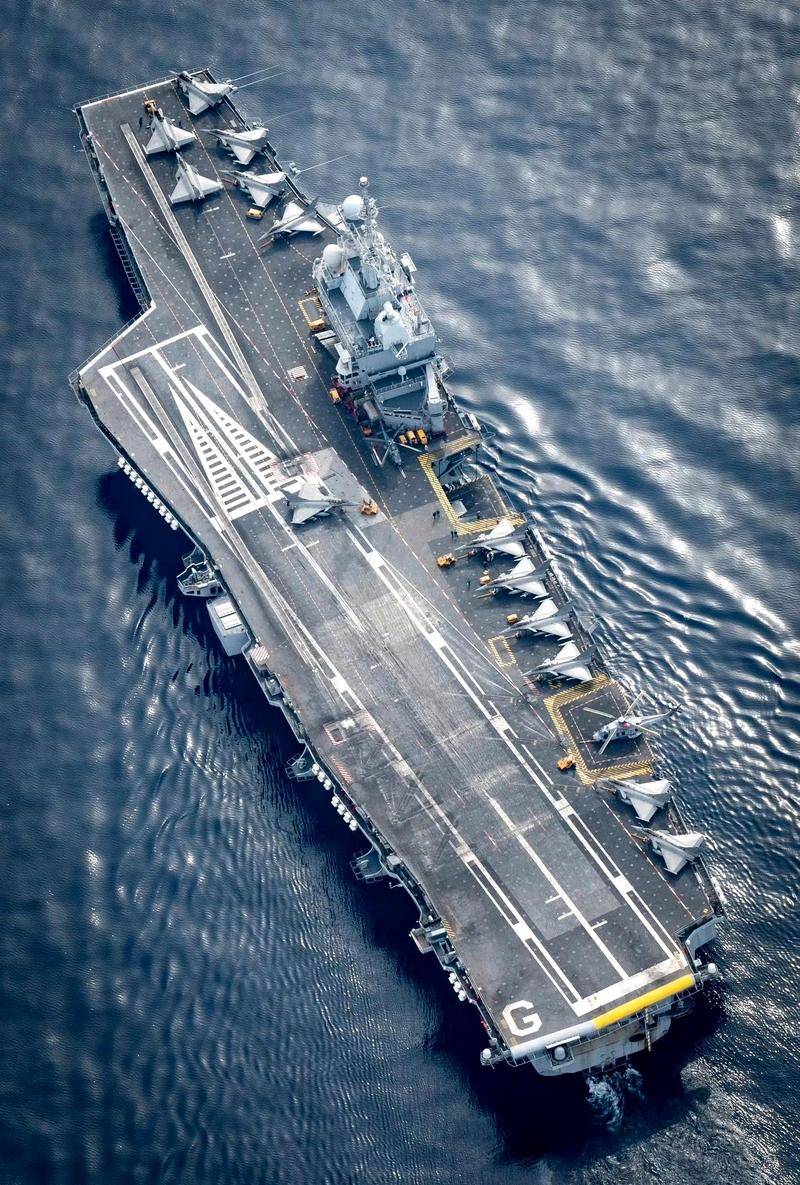 皇冠足球平台在哪里注册_停靠琉球遭拒皇冠足球平台在哪里注册,苏35飞过甲板,中俄日皆不留情,法国航母自讨烦恼