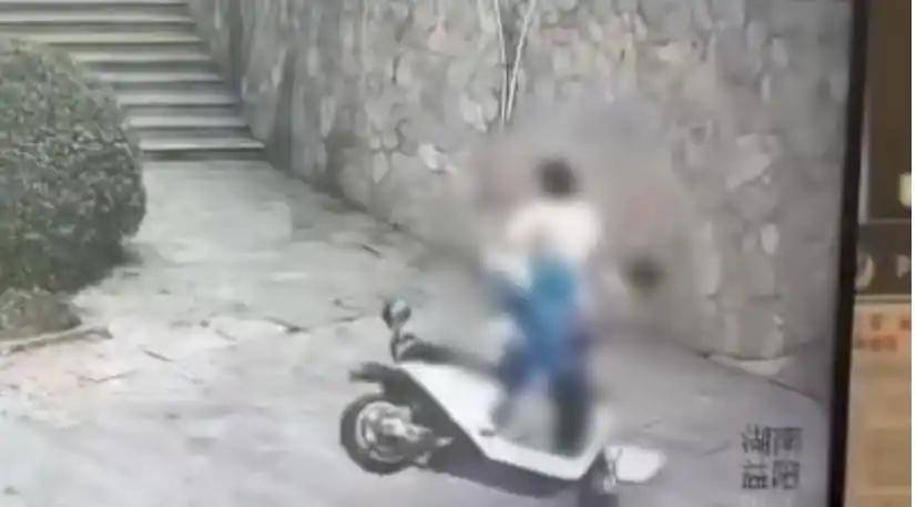 皇冠信用網会员开户_湖南两高中生骑改装电摩撞围墙身亡皇冠信用網会员开户,骑行者父亲:长期在外地,改装前并不知情