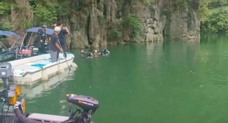 皇冠信用网代理申请_湘西男子水下失联5日成功获救皇冠信用网代理申请,救援人员:靠喝水为生,只能弓着腰坐在气室内