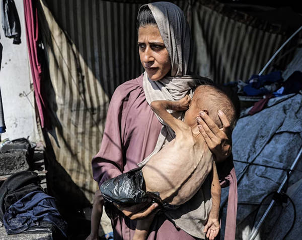 皇冠信用網如何开户_美国卫星公司发布图像:加沙人民围住援助卡车皇冠信用網如何开户,他们的痛苦与绝望从太空都能看到