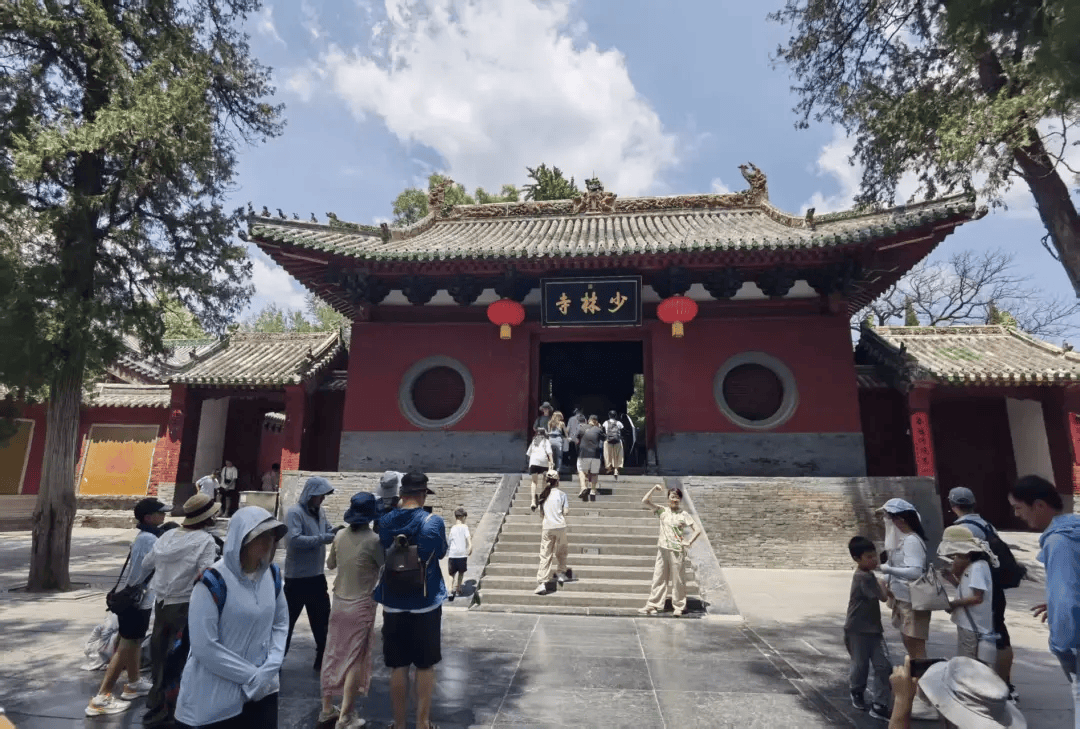 如何注册皇冠足球代理_少林寺现场直击：新住持微笑挥手进入围挡的方丈室