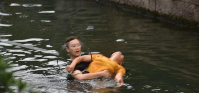 皇冠信用网登3_央媒力挺!俄罗斯女留学生水中救人皇冠信用网登3,获特殊身份后,意外一幕出现