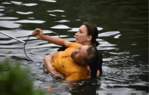 皇冠信用网登3_央媒力挺!俄罗斯女留学生水中救人皇冠信用网登3,获特殊身份后,意外一幕出现